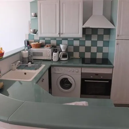 Vue Sur Pour Ce T2 Avec Terrasse, Parking, Le Lavandou, 4 Personnes - Fr-1-803-25 Apartman