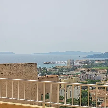 Vue Sur Pour Ce T2 Avec Terrasse, Parking, Le Lavandou, 4 Personnes - Fr-1-803-25 *