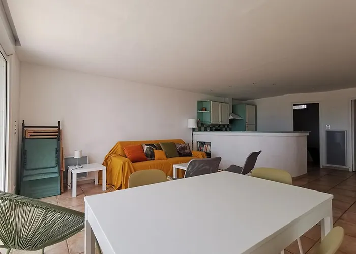 Vue Sur Pour Ce T2 Avec Terrasse, Parking, Le Lavandou, 4 Personnes - Fr-1-803-25 *