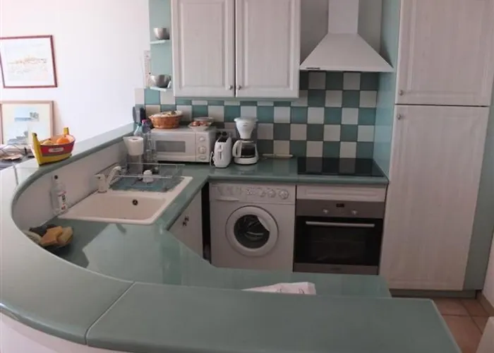 Vue Sur Pour Ce T2 Avec Terrasse, Parking, Le Lavandou, 4 Personnes - Fr-1-803-25 Appartamento